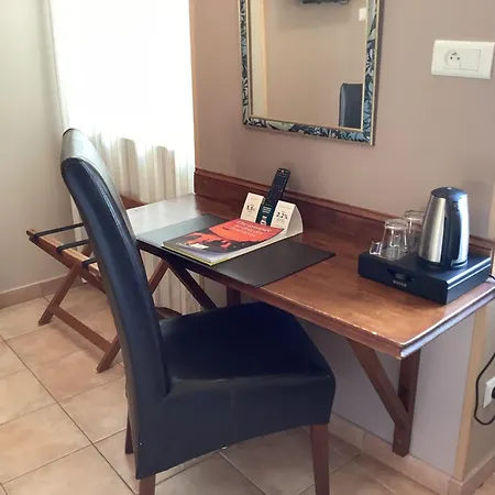 Logis Restaurant De La Paix Hotel Lodève